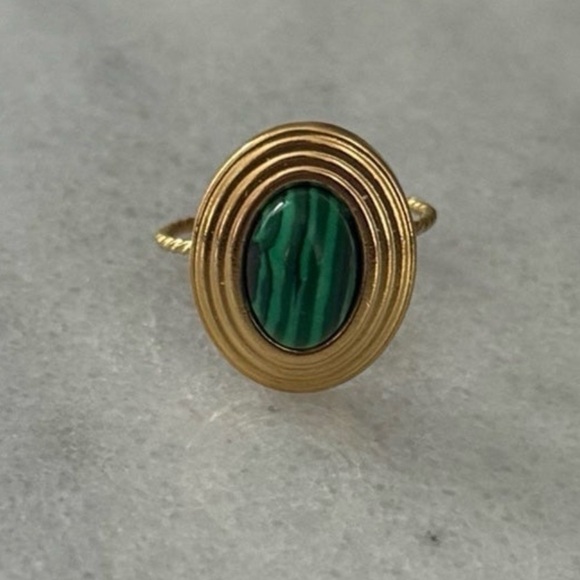Gold Green Tiger Pendant Round Ring Brand NewBrand New